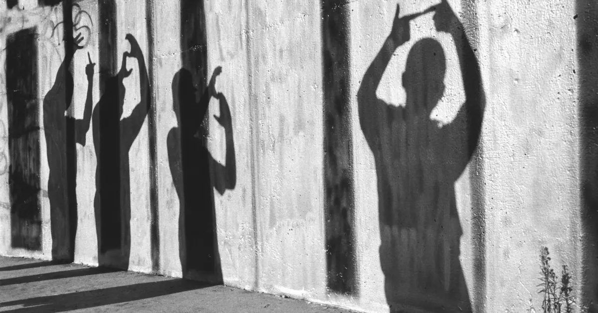 Graciela Iturbide: White Fence, Los Cholos